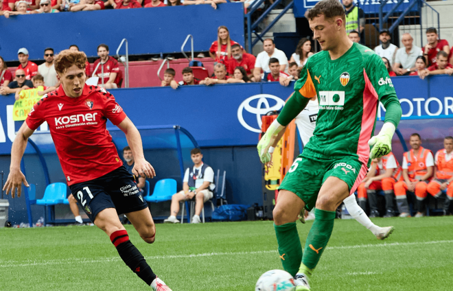 Agirrezabala ante Osasuna (Foto: Cordon Press)