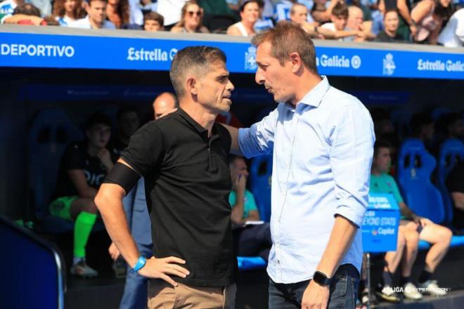 Antonio Hidalgo y Ramis se saludan antes del Dépor-Burgos (Foto: LaLiga).