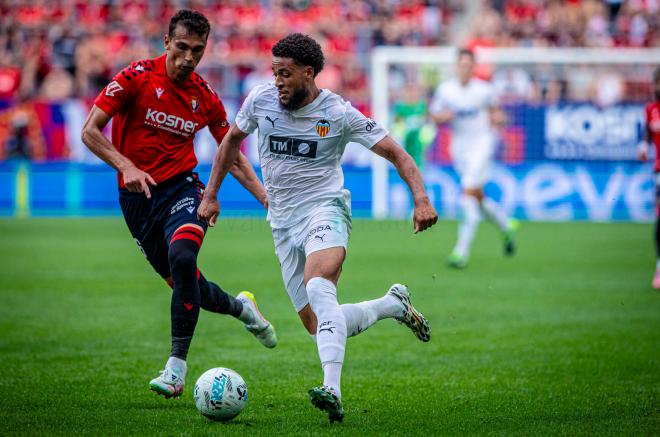Danjuma mira en Pamplona (Foto: LALIGA)