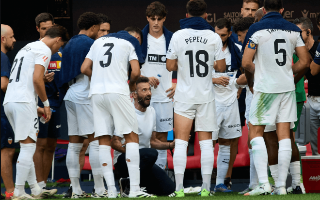 Corberán habla con sus jugadores (Foto: Cordon Press)