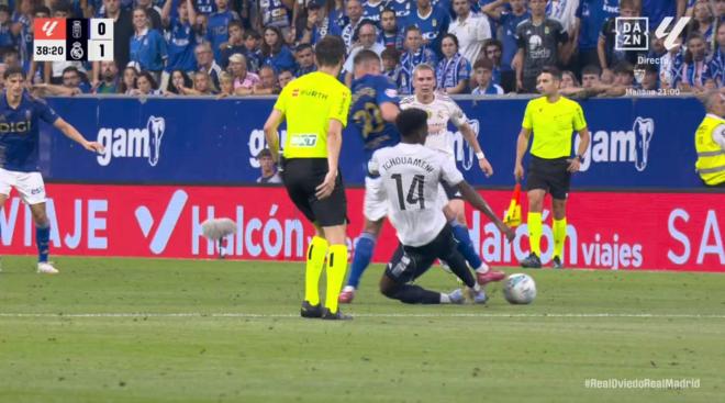 Entrada de Tchouaméni sobre Dendoncker.