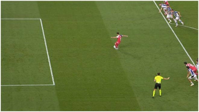 La imagen del penalti repetido de Javi Puado. (Movistar)