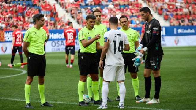 Gayà saluda al árbitro (Foto: Cordon Press)
