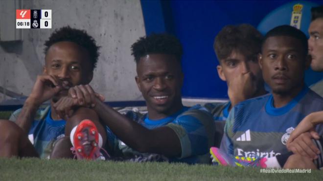Vinicius, junto a sus compañeros en el banquillo del Carlos Tartiere (X)