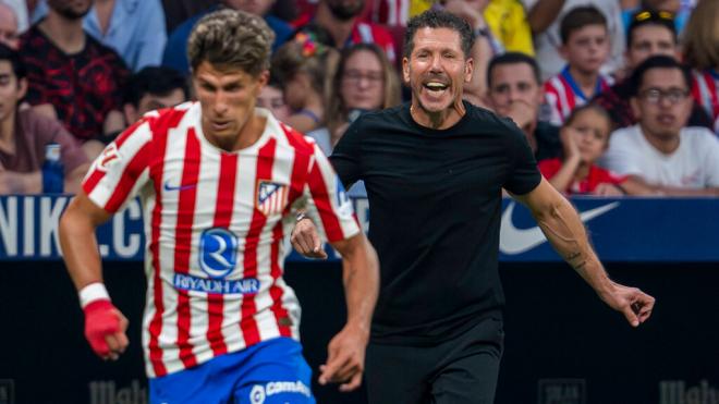 El Cholo y Giuliano Simeone en un partido del Atlético de Madrid (Cordon Press)