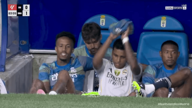 Rodrygo, enfadado en el banquillo (X)