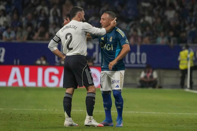 Conversación entre Dani Carvajal y Santi Cazorla en el Real Oviedo-Real Madrid (FOTO: EFE).
