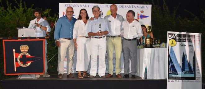 Algunas autoridades, durante el acto final de la Semana Náutica de El Puerto de Santa María.