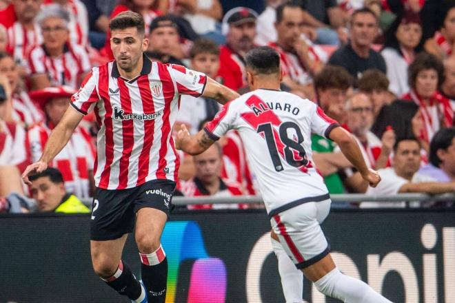 Jesús Areso en acción ante Álvaro del Rayo Vallecano en San Mamés (Foto: Athletic Club).