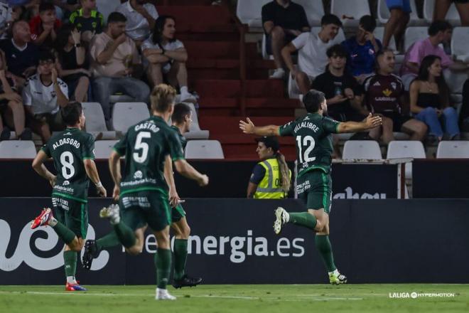 Asier Villalibre celebra un gol con el Racing en Albacete (Foto: LaLiga).
