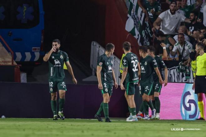 Asier Villalibre celebra un gol con el Racing en Albacete (Foto: LaLiga).