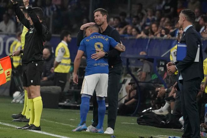 Xabi Alonso abraza a Santi Cazorla en el Real Oviedo-Real Madrid (FOTO: EFE).
