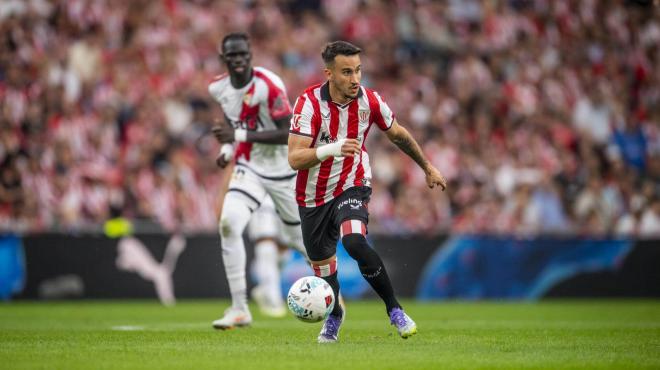 Alex Berenguer corre ante el Rayo Vallecano en San Mamés (Foto: Athletic Club).