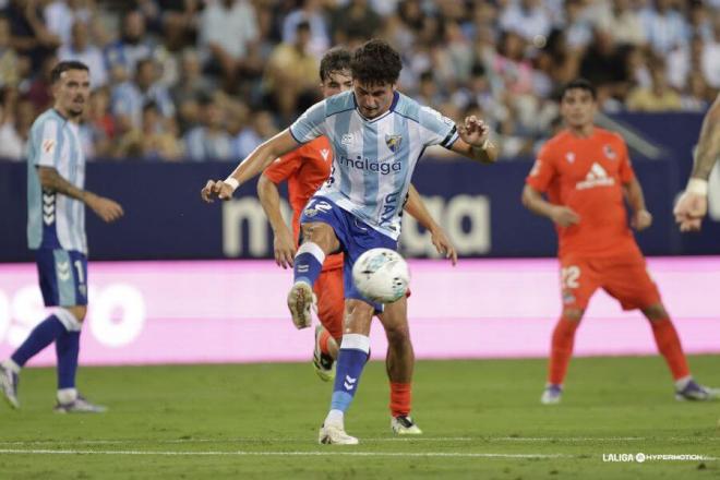 Carlos Dotor trata de controla un balón en el Málaga-Real Sociedad B (FOTO: LALIGA).
