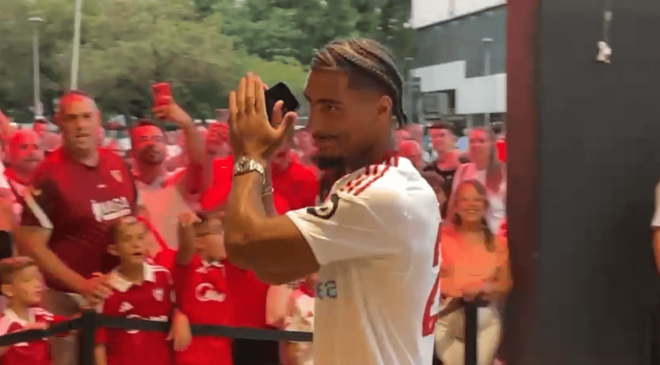 Loic Badé, llegando al Sánchez-Pizjuán.