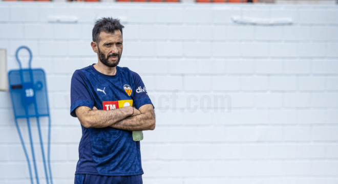 Carlos Corberán, durante un entrenamiento en Paterna (Foto: Valencia CF).