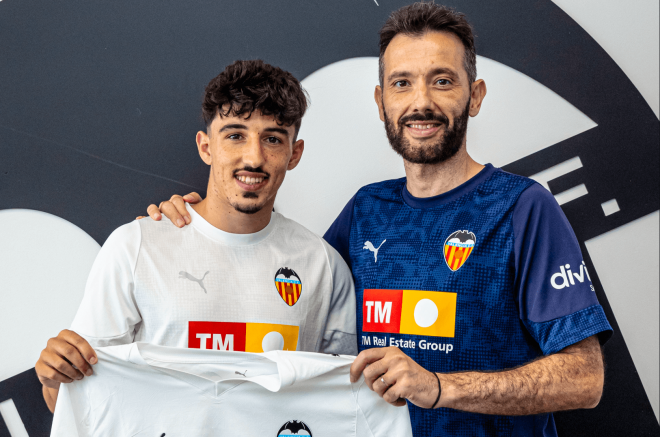 Diego López celebra su renovación con Carlos Corberán (Foto: Valencia CF)