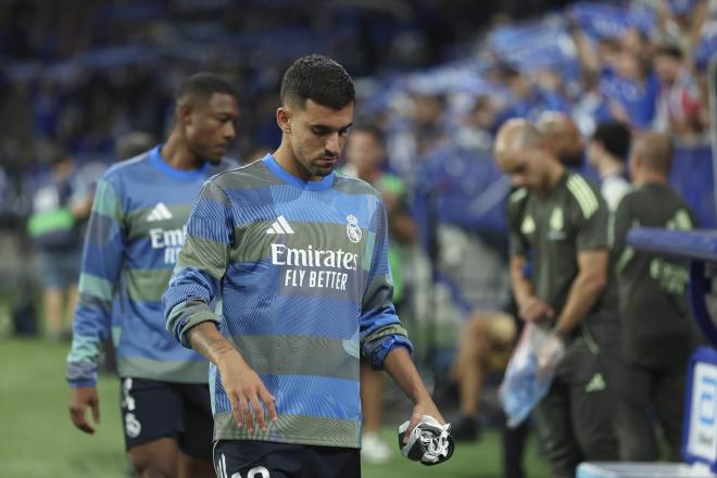 Dani Ceballos, suplente, llega al banquillo del Real Madrid en el Tartiere (FOTO: Europa Press).