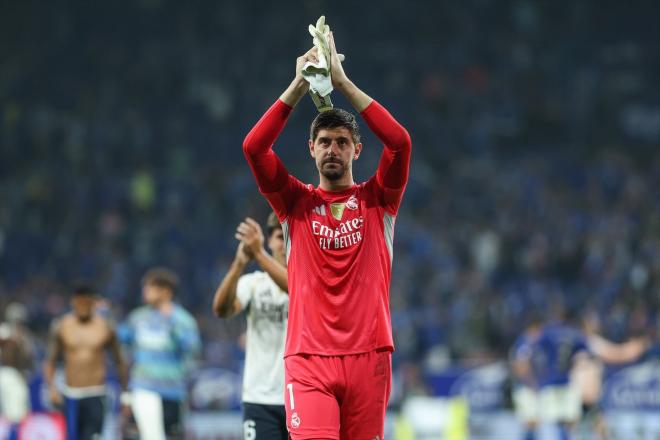 Thibaut Courtois aplaude a la afición en el Real Oviedo-Real Madrid (FOTO: Europa Press).