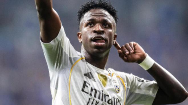 Vinicius haciendo o un gesto a la grada del Carlos Tartiere (Foto: Instagram)