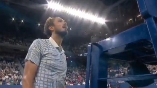 Medvedev hablando con el juez de silla en el US Open (Redes Sociales)