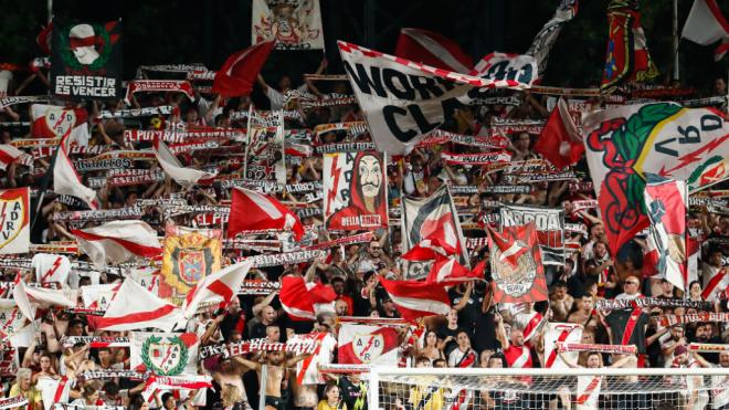 Aficionados del Rayo Vallecano en el estadio (Europa Press)