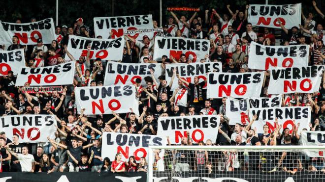 Aficionados del Rayo Vallecano protestando en el estadio (Europa Press)