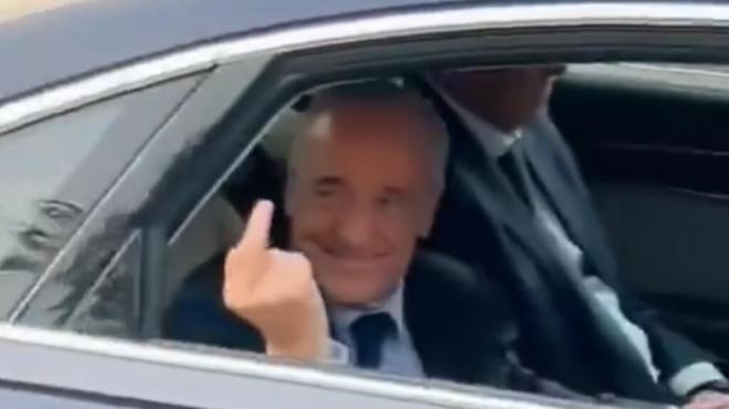 Florentino Pérez haciéndole una peineta a un aficionado (@ruboprzz_)