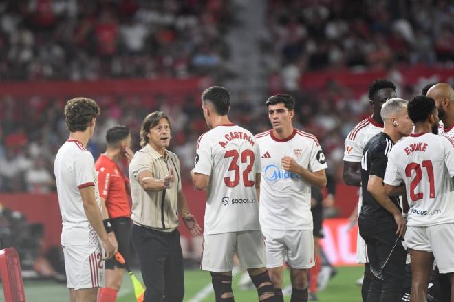 Matías Almeyda, charlando con Castrín (Foto: Kiko Hurtado).