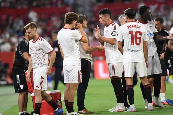 Matías Almeyda, charlando con Castrín (Foto: Kiko Hurtado).