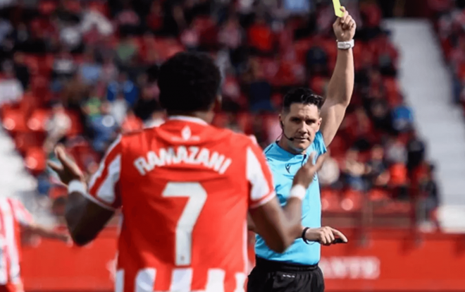 Largie Ramazani, amonestado (Foto: EFE)