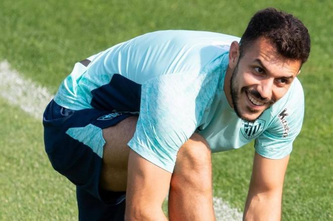 El central Aitor Paredes en un entrenamiento en Lezama (Foto: Athletic Club).