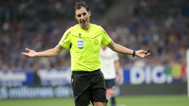 Ricardo De Burgos Bengoetxea, árbitro del Real Oviedo - Real Madrid (Foto: Cordon Press)
