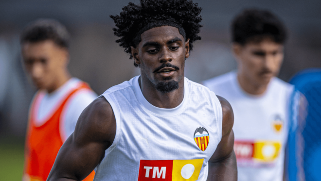 Thierry Rendall entrenándose este lunes como uno más (Foto: Valencia CF)