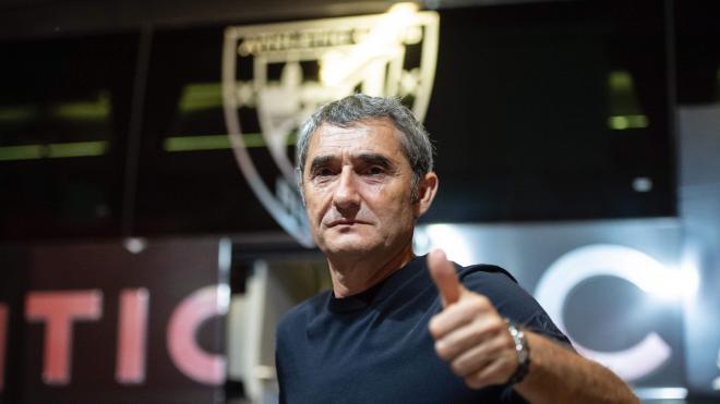 Gesto positivo del entrenador Ernesto Valverde al bajar del autobús (Foto: Athletic Club).