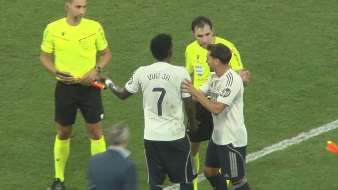 Termina el partido y la tensión entre Vinicius y De Burgos Bengoetxea va a más