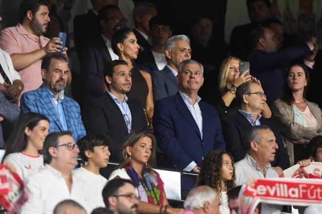 Del Nido Carrasco y José Castro, junto a José Luis Sanz en el Sevilla - Getafe (Foto: Kiko Hurtado)