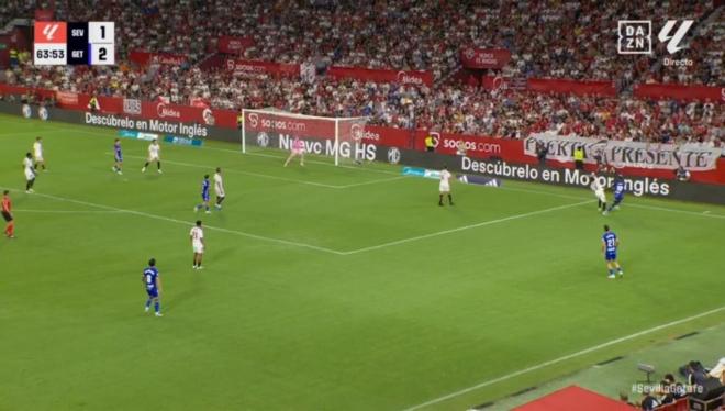 El despeje de Carmona que casi termina en gol en propia puerta.