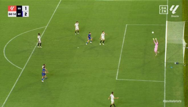 El despeje de Carmona que casi termina en gol en propia puerta.