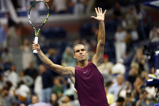 Carlos Alcaraz, rapado en el triunfo sobre Reilly Openda en el US Open (Foto: EFE).