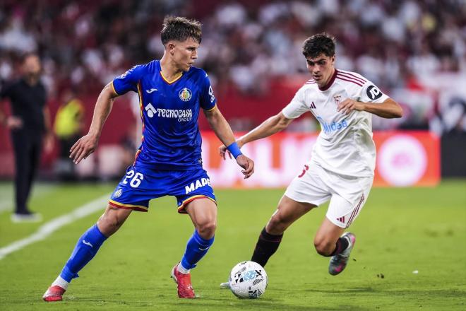 Davinchi controla el balón ante Juanlu Sánchez en el Sevilla - Getafe (Foto: Europa Press).