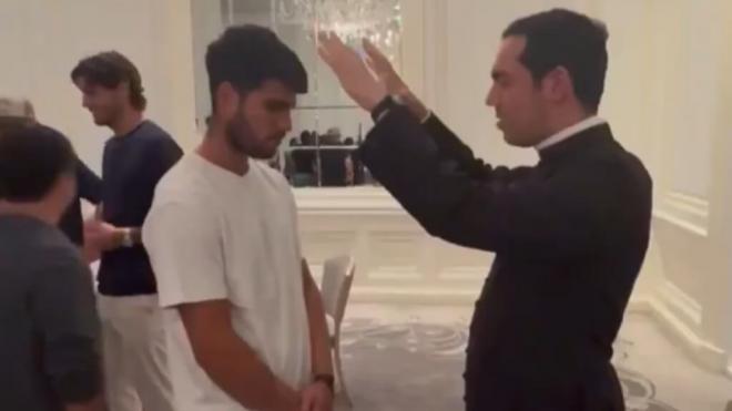 Carlos Alcaraz, bendecido por un sacerdote (Foto: X)