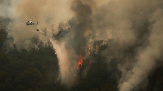 Efectivos aéreos de los bomberos durante las labores de extinción del incendio de Avión, Galicia (Foto: Europa Press)
