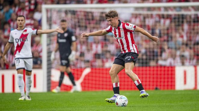 El bermeano Mikel Jauregizar, en acción ante el Rayo Vallecano en San Mamés (Foto: Athletic Club).