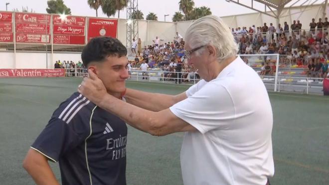 José Antonio Reyes, junto a su abuelo, durante el homenaje a su padre.