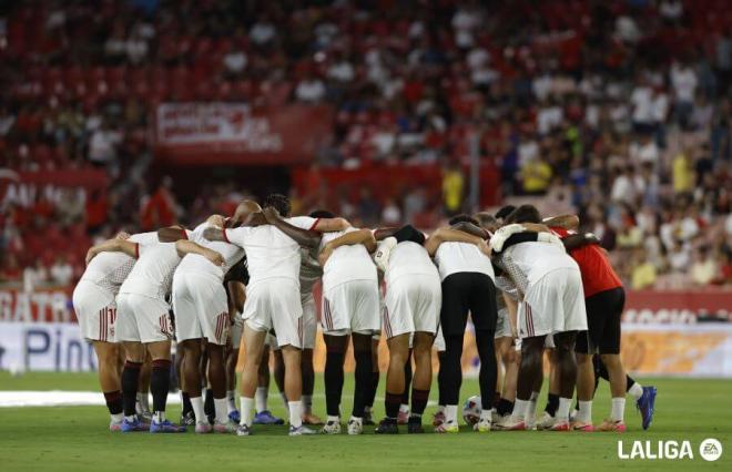 Los jugadores del Sevilla, antes de medirse al Getafe (Foto: LaLiga).