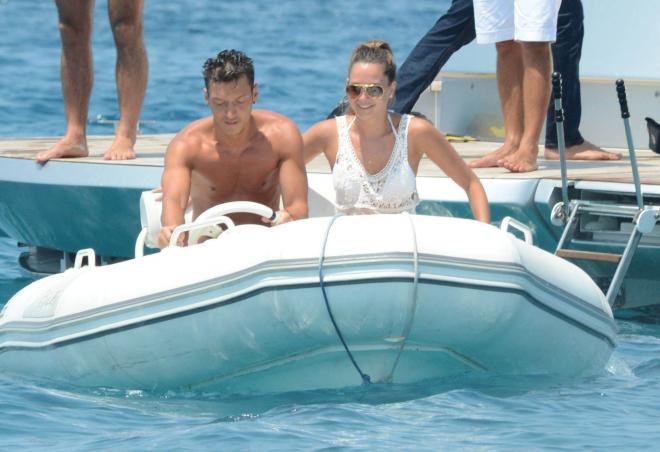 Mesut Özil y su exnovia Mandy Capristo (Foto: Cordon Press)