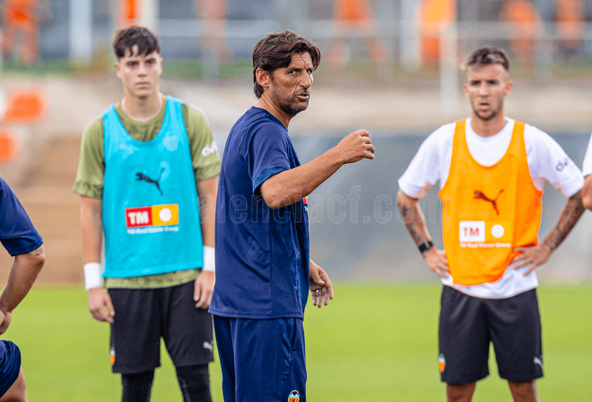 Miguel Ángel Angulo entrenando en Paterna (Foto: Valencia CF)