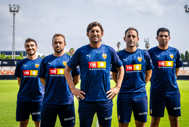 Miguel Ángel Angulo y su cuerpo técnico (Foto: Valencia CF)