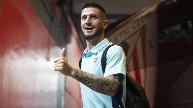 Gesto positivo de Oihan Sancet al llegar a San Mamés (Foto: Athletic Club).